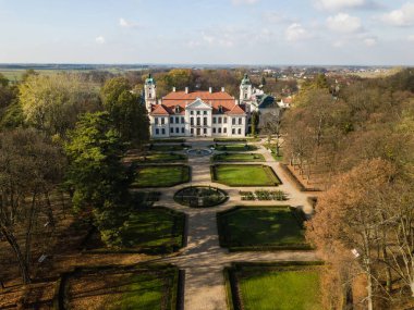 KOZLOWKA, POLAND - 31 Ekim 2019: Kozlowka 'daki Zamoyski Sarayı' na havadan sonbahar manzarası. Rokoko ve neoklasik saray kompleksi Polonya 'nın doğusundaki Lublin yakınlarında Kozlowka' da yer almaktadır.