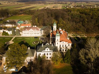 KOZLOWKA, POLAND - 31 Ekim 2019: Kozlowka 'daki Zamoyski Sarayı' na havadan sonbahar manzarası. Rokoko ve neoklasik saray kompleksi Polonya 'nın doğusundaki Lublin yakınlarında Kozlowka' da yer almaktadır.