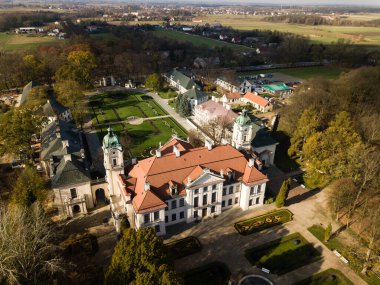 KOZLOWKA, POLAND - 31 Ekim 2019: Kozlowka 'daki Zamoyski Sarayı' na havadan sonbahar manzarası. Rokoko ve neoklasik saray kompleksi Polonya 'nın doğusundaki Lublin yakınlarında Kozlowka' da yer almaktadır.