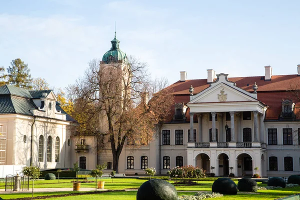 KOZLOWKA, POLAND - 31 Ekim 2019: Kozlowka Zamoyski Sarayı. Rokoko ve neoklasik saray kompleksi Polonya 'nın doğusundaki Lublin yakınlarında Kozlowka' da yer almaktadır.