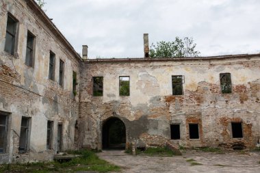 Eski Klevan kalesinin kalıntıları 15. yüzyılda Stubla Nehri üzerindeki bir nehri kontrol etmek için Prens Michael Czartoryski tarafından inşa edildi. Mavi gökyüzüne bakan pencereli harabe bir duvar. Rivne bölgesi. Ukrayna