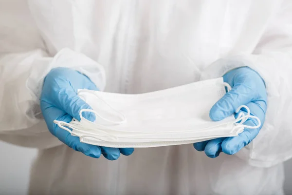 Primer Plano Mano Del Médico Con Una Mascarilla Quirúrgica Médica — Foto de Stock