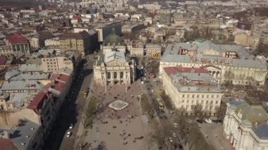 Lviv, Ukrayna - 23 Mart 2019: Opera ve Bale Tiyatrosu ve Ukrayna 'nın tarihi merkezi