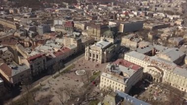 Lviv, Ukrayna - 23 Mart 2019: Opera ve Bale Tiyatrosu ve Ukrayna 'nın tarihi merkezi
