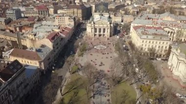 Lviv, Ukrayna - 23 Mart 2019: Opera ve Bale Tiyatrosu ve Ukrayna 'nın tarihi merkezi