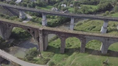 Ukrayna Karpatlar 'daki Vorokhta köyünden eski viyadük demiryolu geçidine. Nehir Prut ve köprüler