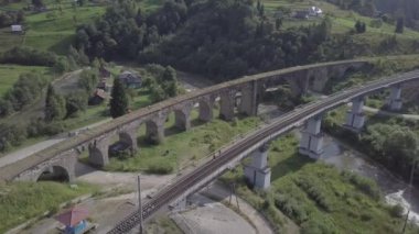 Ukrayna Karpatlar 'daki Vorokhta köyünden eski viyadük demiryolu geçidine. Nehir Prut ve köprüler