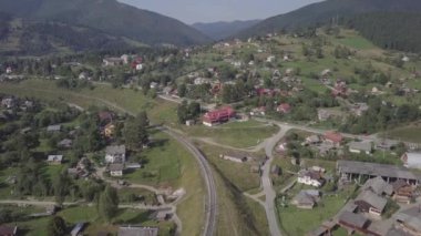 Yazın güneşli bir günde, Karpatlar 'ın Vorokhta köyündeki ortodoks kilisesine.