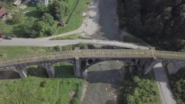 ヴォロフタ村 ウクライナのカルパティアの古い高架橋鉄道の交差点への航空 川の水と橋 — ストック動画