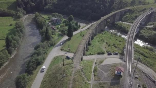 ヴォロフタ村 ウクライナのカルパティアの古い高架橋鉄道の交差点への航空 川の水と橋 — ストック動画