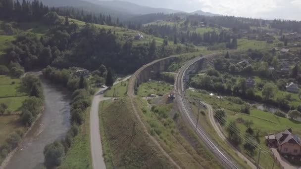 ヴォロフタ村 ウクライナのカルパティアの古い高架橋鉄道の交差点への航空 川の水と橋 — ストック動画