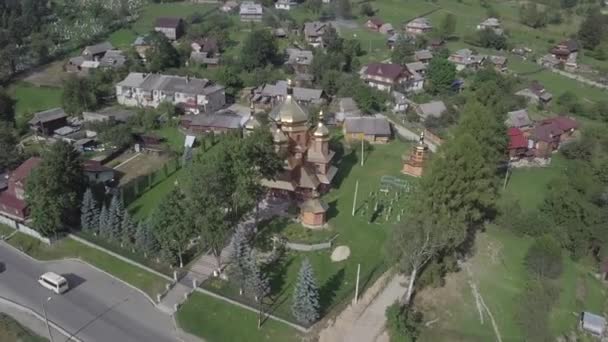 Aérea Iglesia Ortodoxa Las Montañas Cárpatos Pueblo Vorokhta Verano Día — Vídeos de Stock