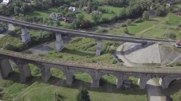 ヴォロフタ村 ウクライナのカルパティアの古い高架橋鉄道の交差点への航空 川の水と橋 — ストック動画