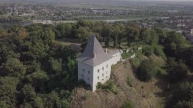 Güneşli bir günde tepedeki yıkık ortaçağ Halych Kalesi 'nin havadan görünüşü, Halych, Ivano-Frankivsk bölgesi, Ukrayna