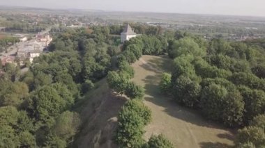 Güneşli bir günde tepedeki yıkık ortaçağ Halych Kalesi 'nin havadan görünüşü, Halych, Ivano-Frankivsk bölgesi, Ukrayna