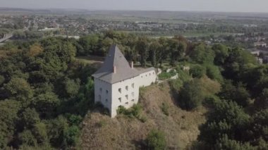 Güneşli bir günde tepedeki yıkık ortaçağ Halych Kalesi 'nin havadan görünüşü, Halych, Ivano-Frankivsk bölgesi, Ukrayna