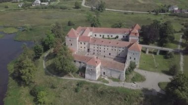 Svirzski soylu ailesinin 15. yüzyılda Ukrayna 'nın Lviv bölgesinde inşa ettiği Ukrayna Kalesi' nin ünlü Ukrayna manzarasının havadan görünüşü mahvoldu.