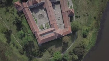 Ukrayna 'nın ünlü Ukrayna manzarasının gökyüzü manzarası Svirzski soylu ailesi tarafından 15. yüzyıl, Lviv bölgesi, Ukrayna' da inşa edilen Svirzh Kalesi 'ni harap etti.
