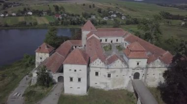Ukrayna 'nın ünlü Ukrayna manzarasına hava manzarası Svirzski soylu ailesi tarafından 15. yüzyılda inşa edilen Svirzh Kalesi' ni harap etti.