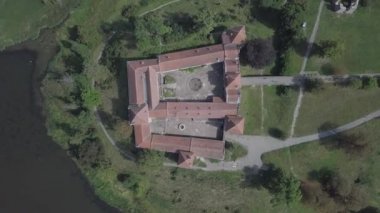 Ukrayna 'nın ünlü Ukrayna manzarasına hava manzarası Svirzski soylu ailesi tarafından 15. yüzyılda inşa edilen Svirzh Kalesi' ni harap etti.