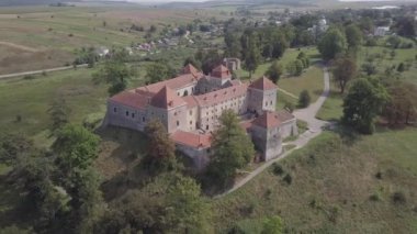 Ukrayna 'nın ünlü Ukrayna manzarasına hava manzarası Svirzski soylu ailesi tarafından 15. yüzyılda inşa edilen Svirzh Kalesi' ni harap etti.