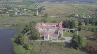 Ukrayna 'nın ünlü Ukrayna manzarasına hava manzarası Svirzski soylu ailesi tarafından 15. yüzyılda inşa edilen Svirzh Kalesi' ni harap etti.