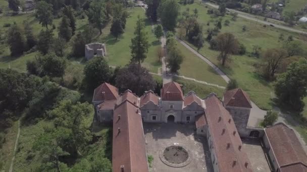 Flygfoto Huvudvy Till Berömda Ukranska Landskap Förstört Svirzh Slott Byggt — Stockvideo