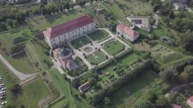 Ukrayna 'nın Lviv bölgesindeki Zolochiv Sarayı kalesine ve süs bahçesine. Kalenin sahibi Jacob Sobesski 'ydi. Polonya Kralı III. Jan Sobieski' nin babasıydı.