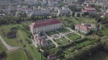 Ukrayna 'nın Lviv bölgesindeki Zolochiv Sarayı kalesine ve süs bahçesine. Kalenin sahibi Jacob Sobesski 'ydi. Polonya Kralı III. Jan Sobieski' nin babasıydı.