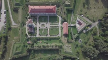 Ukrayna 'nın Lviv bölgesindeki Zolochiv Sarayı kalesine ve süs bahçesine. Kalenin sahibi Jacob Sobesski 'ydi. Polonya Kralı III. Jan Sobieski' nin babasıydı.