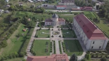 Zolochiv, Ukrayna - 25 Temmuz 2019: Ukrayna 'nın Lviv bölgesindeki havadan güzel saraya kale ve süs bahçesi. Kalenin sahibi Jacob Sobesski 'ydi. Polonya Kralı III. Jan Sobieski' nin babasıydı.