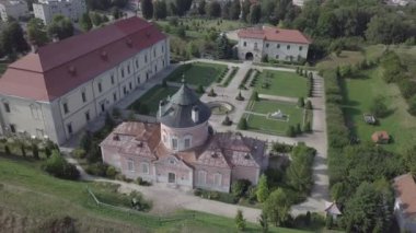 Ukrayna 'nın Lviv bölgesindeki Zolochiv Sarayı kalesine ve süs bahçesine. Kalenin sahibi Jacob Sobesski 'ydi. Polonya Kralı III. Jan Sobieski' nin babasıydı.