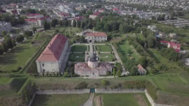 Ukrayna 'nın Lviv bölgesindeki Zolochiv Sarayı kalesine ve süs bahçesine. Kalenin sahibi Jacob Sobesski 'ydi. Polonya Kralı III. Jan Sobieski' nin babasıydı.