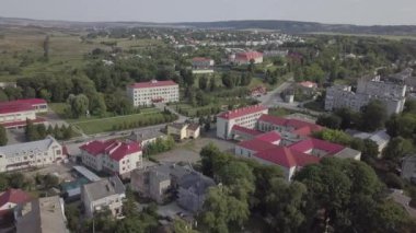 Zolochiv, Ukrayna - 25 Temmuz 2019: Havadan Güzel Saray kalesi ve Lviv bölgesi merkezi, Ukrayna.