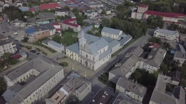 乌克兰利沃夫地区圣母玛利亚升天教堂和历史名城Zolochiv中心的空中景观 — 图库视频影像