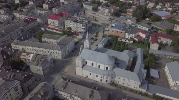 乌克兰利沃夫地区圣母玛利亚升天教堂和历史名城Zolochiv中心的空中景观 — 图库视频影像