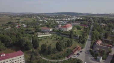 Zolochiv, Ukrayna - 25 Temmuz 2019: Havadan Güzel Saray kalesi ve Lviv bölgesi merkezi, Ukrayna.