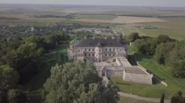 Ukrayna 'nın Ukrayna bölgesindeki Stanislav Koniecpolski tarafından Pidhirci' deki ünlü Ukrayna manzaralı eski harabe saray kalesi inşa edildi.