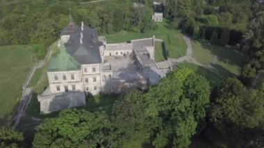 Ukrayna 'nın Ukrayna bölgesindeki Stanislav Koniecpolski tarafından Pidhirci' deki ünlü Ukrayna manzaralı eski harabe saray kalesi inşa edildi.