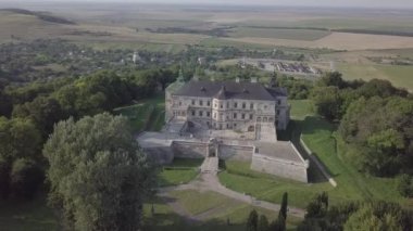 Ukrayna 'nın Ukrayna bölgesindeki Stanislav Koniecpolski tarafından Pidhirci' deki ünlü Ukrayna manzaralı eski harabe saray kalesi inşa edildi.