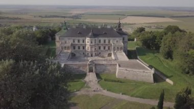 Ukrayna 'nın Ukrayna bölgesindeki Stanislav Koniecpolski tarafından Pidhirci' deki ünlü Ukrayna manzaralı eski harabe saray kalesi inşa edildi.