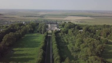 Ukrayna 'nın Ukrayna bölgesindeki Stanislav Koniecpolski tarafından Pidhirci' deki ünlü Ukrayna manzaralı eski harabe saray kalesi inşa edildi.