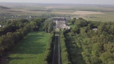 Ukrayna 'nın Ukrayna bölgesindeki Stanislav Koniecpolski tarafından Pidhirci' deki ünlü Ukrayna manzaralı eski harabe saray kalesi inşa edildi.