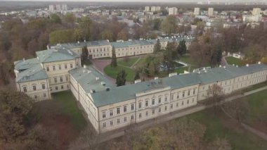 Pulawy, Polonya - 30 Ekim 2019: Vistula nehri üzerindeki Czartoryski barok sarayına havadan bakış 1671-1679, Polonya