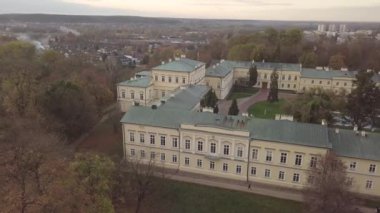 Pulawy, Polonya - 30 Ekim 2019: Vistula nehri üzerindeki Czartoryski barok sarayına havadan bakış 1671-1679, Polonya