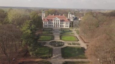 KOZLOWKA, POLAND - 31 Ekim 2019: Kozlowka 'daki Zamoyski Sarayı' na havadan sonbahar manzarası. Rokoko ve neoklasik saray kompleksi Polonya 'nın doğusundaki Lublin yakınlarında Kozlowka' da yer almaktadır.