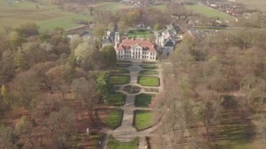 KOZLOWKA, POLAND - 31 Ekim 2019: Kozlowka 'daki Zamoyski Sarayı' na havadan sonbahar manzarası. Rokoko ve neoklasik saray kompleksi Polonya 'nın doğusundaki Lublin yakınlarında Kozlowka' da yer almaktadır.