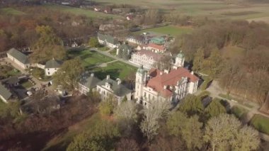 KOZLOWKA, POLAND - 31 Ekim 2019: Kozlowka 'daki Zamoyski Sarayı' na havadan sonbahar manzarası. Rokoko ve neoklasik saray kompleksi Polonya 'nın doğusundaki Lublin yakınlarında Kozlowka' da yer almaktadır.
