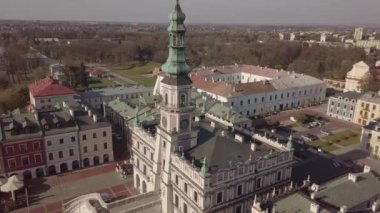 Güneşli bir günde Polonya 'nın Zamosc kentindeki büyük pazar meydanındaki (Rynek Wielki) ana belediye binasına.