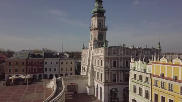 ポーランドの晴れた日にザモスクの素晴らしい市場広場 Rynek Wielki にあるメインタウンホールへの空中 — ストック動画